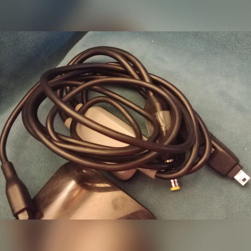Targus compact laptop charger APA69